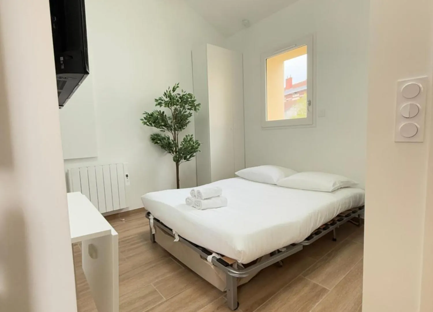Studio By Eiffel Tower And Roland Garros contacts
